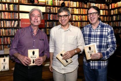 Carlos Cardoso, ao lado dos imortais Antonio Carlos Secchin e Geraldo Carneiro, na ocasião do lançamento do livro "Coragem", em setembro de 2023: o carioca, expoente da poesia brasileira dos anos 90, é um dos 15 candidatos à vaga deixada por Antonio Cicero