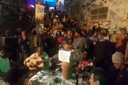 Moradora sobe escadaria da Pedra do Sal: quilombo carioca na Pequena África em busca de reconhecimento e titulação (Foto: Tomaz Silva / Agência Brasil – 11/01/2024)