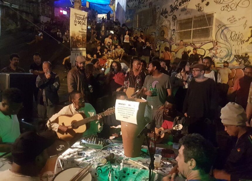 Moradora sobe escadaria da Pedra do Sal: quilombo carioca na Pequena África em busca de reconhecimento e titulação (Foto: Tomaz Silva / Agência Brasil – 11/01/2024)