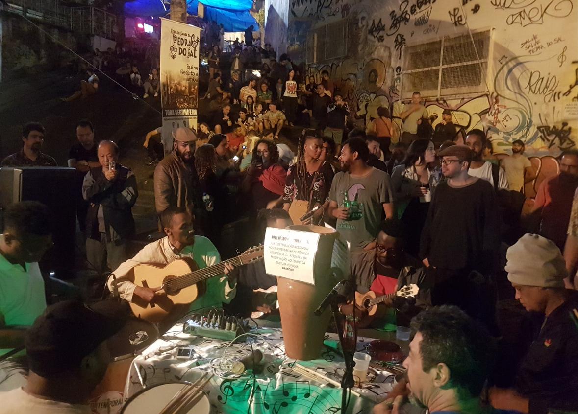 A saga de um quilombo carioca na Pequena África 48 Moradora sobe escadaria da Pedra do Sal: quilombo carioca na Pequena África em busca de reconhecimento e titulação (Foto: Tomaz Silva / Agência Brasil – 11/01/2024)