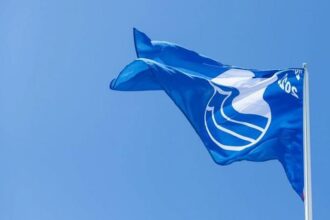 Bandeira Azul é hasteada na Praia de Itaúna pelo terceiro ano consecutivo