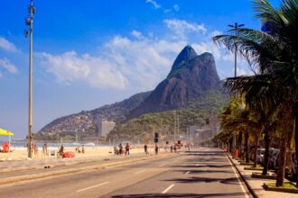 Sala de aula melhor não há: CAU/RJ e Secovi Rio estarão, neste domingo, na Praia do Leblon, orientando síndicos sobre práticas e responsabilidades legais na gestão de condomínios