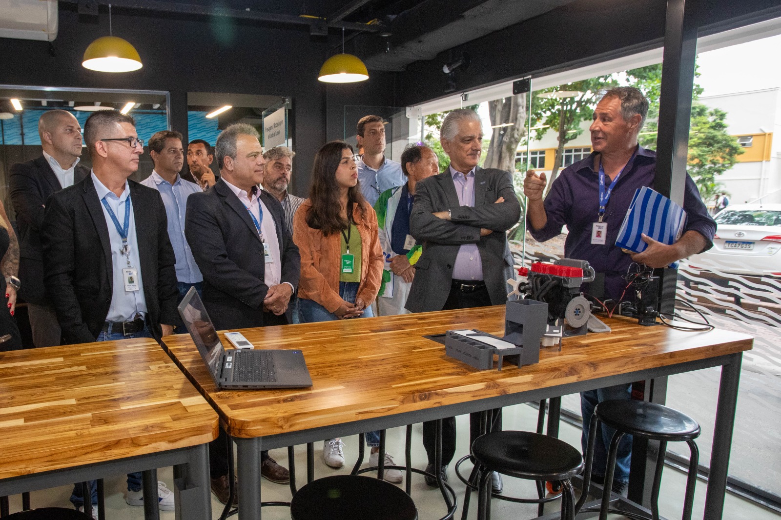 Firjan Senai Sesi inaugura, em São Gonçalo, o tecnológico Fab Lab 58 No Fab Lab, alunos das escolas Firjan Sesi do ensino médio e Firjan Senai, de formação profissional, vão contar com equipamentos modernos, como impressoras 3D, gravadora e corte a laser, fresadora CNC, router CNC e plotter