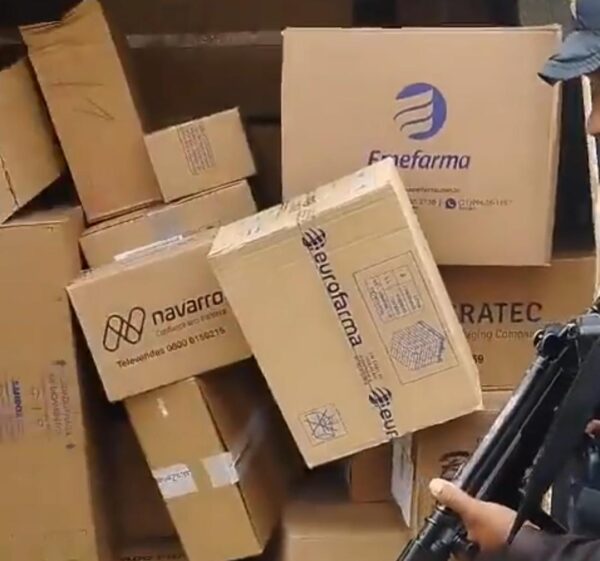 No Rio, bandidos roubam até remédio; PM recupera carga