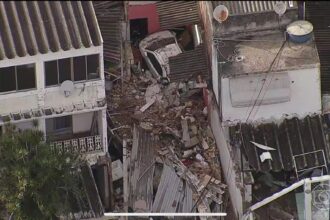 Imagens da área destruída pela força da água de uma tubulação rompida em Rocha Miranda