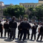 A PM faz um cordão de isolamento na entrada do Palácio Pedro Ernesto: profissionais de Educação, em greve, fazem um protesto em frente à Câmara