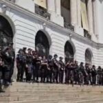 A PM faz um cordão de isolamento na entrada do Palácio Pedro Ernesto: profissionais de Educação, em greve, fazem um protesto em frente à Câmara