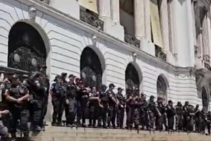 A PM faz um cordão de isolamento na entrada do Palácio Pedro Ernesto: profissionais de Educação, em greve, fazem um protesto em frente à Câmara