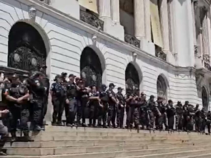 A PM faz um cordão de isolamento na entrada do Palácio Pedro Ernesto: profissionais de Educação, em greve, fazem um protesto em frente à Câmara