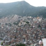 Favela da Rocinha: Censo 2022 revela que mais de 70 mil moradores vivem em áreas onde falta infraestrutura básica, saúde e educação, em área recentemente adensada pelo processo de verticalização das construções