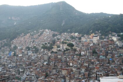 Favela da Rocinha: Censo 2022 revela que mais de 70 mil moradores vivem em áreas onde falta infraestrutura básica, saúde e educação, em área recentemente adensada pelo processo de verticalização das construções