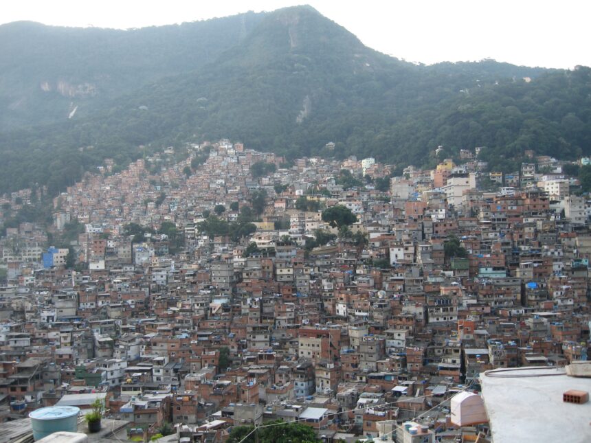 Favela da Rocinha: Censo 2022 revela que mais de 70 mil moradores vivem em áreas onde falta infraestrutura básica, saúde e educação, em área recentemente adensada pelo processo de verticalização das construções