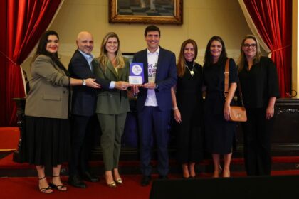 Subsecretária de Políticas Inclusivas, Bia Pacheco; Deputado estadual Fred Pacheco; primeira-dama e presidente de honra do RioSolidario, Analine Castro; Pablo Coutinho, conselheiro do CNJ, desembargadora Renata Cotta; desembargadora Carina Bicalho e a assistente social e presidente da Fundação Leão XIII, Luciana Calaça