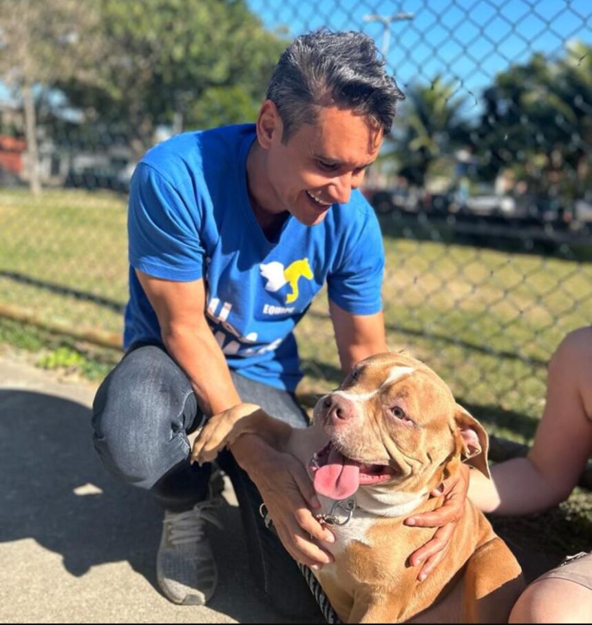 Luiz Ramos Filho com um dos pitbulls abandonados resgatados pela Comissão de Defesa dos Animais da Câmara em novembro