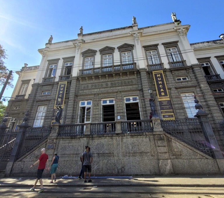 CurtaENEM promove aula aberta sobre educação antirracista