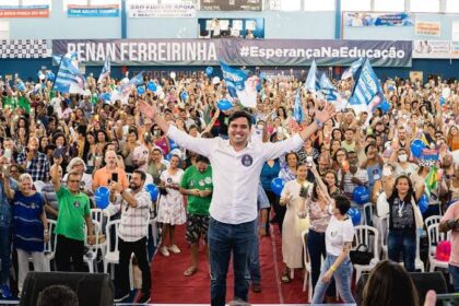 Renan Ferreirinha: volta ao mandato de deputado federal bem no momento em que a Secretaria de Educação enfrenta greve e protestos irrita os vereadores