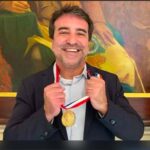 Jorge Miranda, prefeito de Mesquita, mostra a Medalha Pedro Ernesto: agora vai receber a Medalha Tiradentes