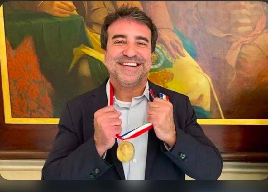 Jorge Miranda, prefeito de Mesquita, mostra a Medalha Pedro Ernesto: agora vai receber a Medalha Tiradentes