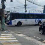 Bandidos sequestram ônibus e caminhão para fazer barricadas em Costa Barros