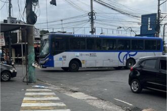 Bandidos sequestram ônibus e caminhão para fazer barricadas em Costa Barros