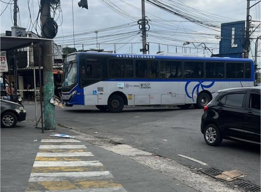 Bandidos sequestram ônibus e caminhão para fazer barricadas em Costa Barros