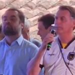 Jair Bolsonaro discursa ao lado de Cláudio Castro e levanta os políticos de direita e centro-direita presentes à pajelança do PL