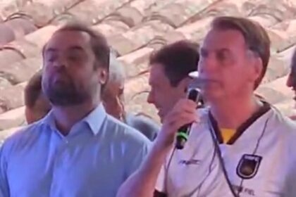 Jair Bolsonaro discursa ao lado de Cláudio Castro e levanta os políticos de direita e centro-direita presentes à pajelança do PL