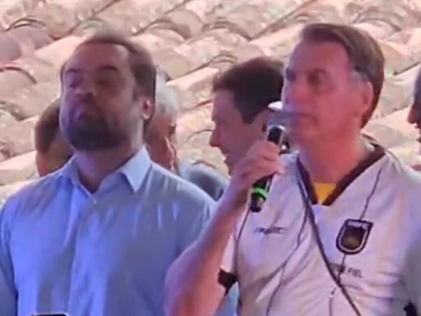 Jair Bolsonaro discursa ao lado de Cláudio Castro e levanta os políticos de direita e centro-direita presentes à pajelança do PL