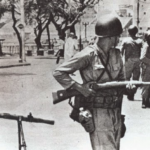 Militares empunhando armas em 1º de abril de 1964, no Recife