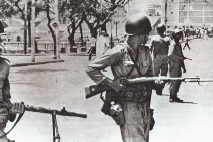 Militares empunhando armas em 1º de abril de 1964, no Recife