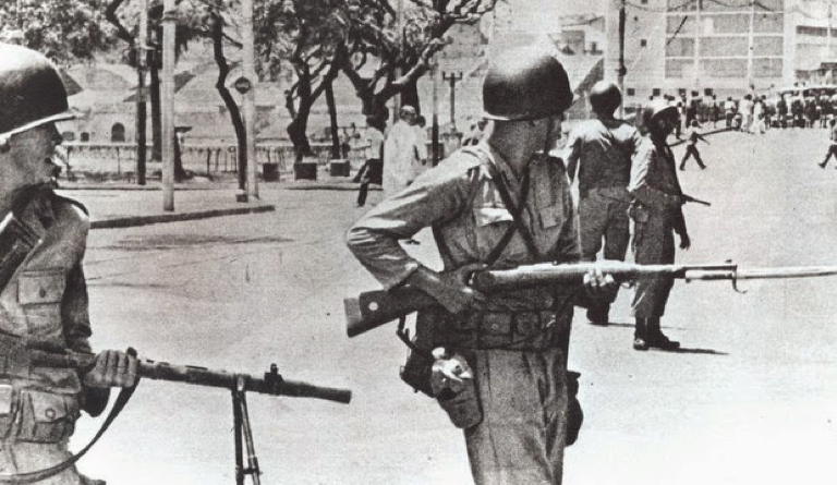 Militares empunhando armas em 1º de abril de 1964, no Recife