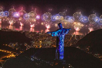 queima de fogos em copacabana no rio de janeiro