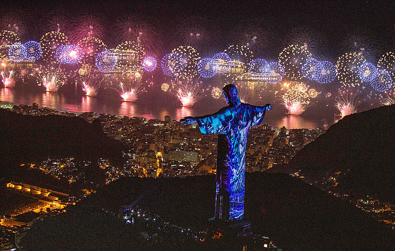 queima de fogos em copacabana no rio de janeiro