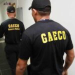 Agentes do Grupo de Atuação Especializada de Combate ao Crime Organizado do Ministério Público (Gaeco) estão nas ruas para cumprir mandados de busca e apreensão em investigação sobre a máfia que explora as cantinas nos presídios do Rio