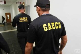 Agentes do Grupo de Atuação Especializada de Combate ao Crime Organizado do Ministério Público (Gaeco) estão nas ruas para cumprir mandados de busca e apreensão em investigação sobre a máfia que explora as cantinas nos presídios do Rio