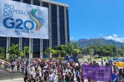 professores protestando em frente a prefeitura do rio de janeiro