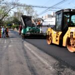 trabalhadores fazendo renovação do asfalto com máquinas