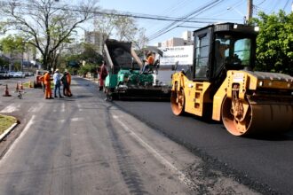 trabalhadores fazendo renovação do asfalto com máquinas