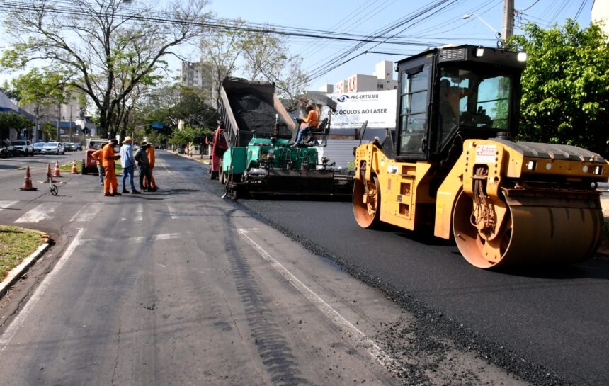 trabalhadores fazendo renovação do asfalto com máquinas