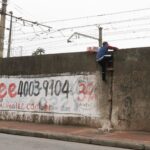 Homem flagrado pulando muro da linha férrea da estação de Santa Cruz
