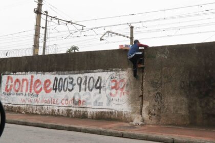Homem flagrado pulando muro da linha férrea da estação de Santa Cruz