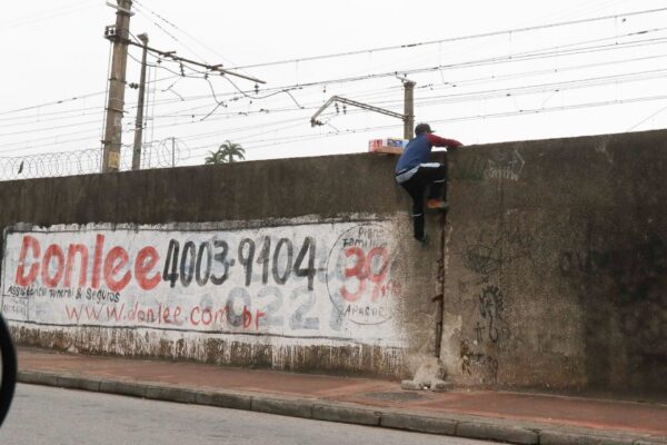 Homem flagrado pulando muro da linha férrea da estação de Santa Cruz