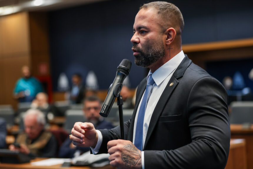 Filippe Poubel substitui Dr. Serginho como líder do PL na Alerj