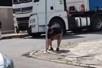 Homem é flagrado tentando arrancar poste para passar com caminhão em calçada