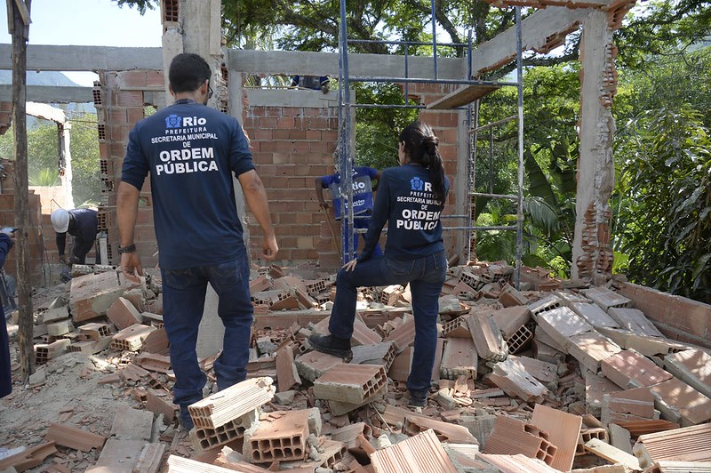 SEOP realiza demolição de dois prédios construídos ilegalmente na Ilha Primeira