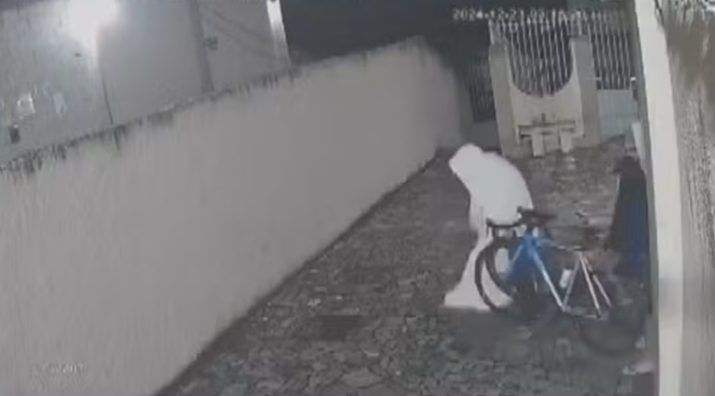Fantasma do crime: ladrão se disfarça com lençol e furta bicicletas no Rio