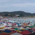 Mesmo sem festa de Réveillon, turistas lotam a Praia do Forte em Cabo Frio