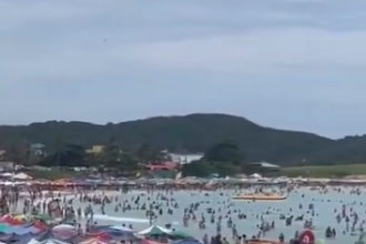 Mesmo sem festa de Réveillon, turistas lotam a Praia do Forte em Cabo Frio