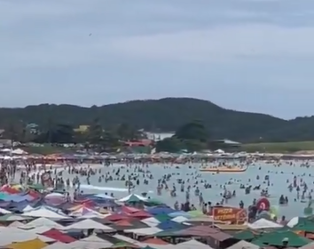 Mesmo sem festa de Réveillon, turistas lotam a Praia do Forte em Cabo Frio