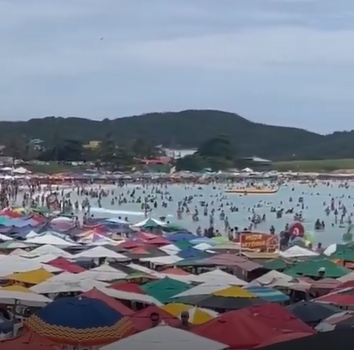 Mesmo sem festa de Réveillon, turistas lotam a Praia do Forte em Cabo Frio